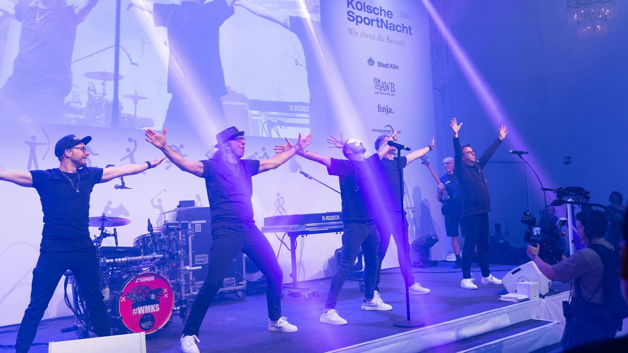 Die kölsche Band „Räuber“ bei ihrem Auftritt in der Flora während der Kölschen SportNacht 2026