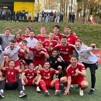 Das ganze Team jubelt nach der Schlusspfiff.
