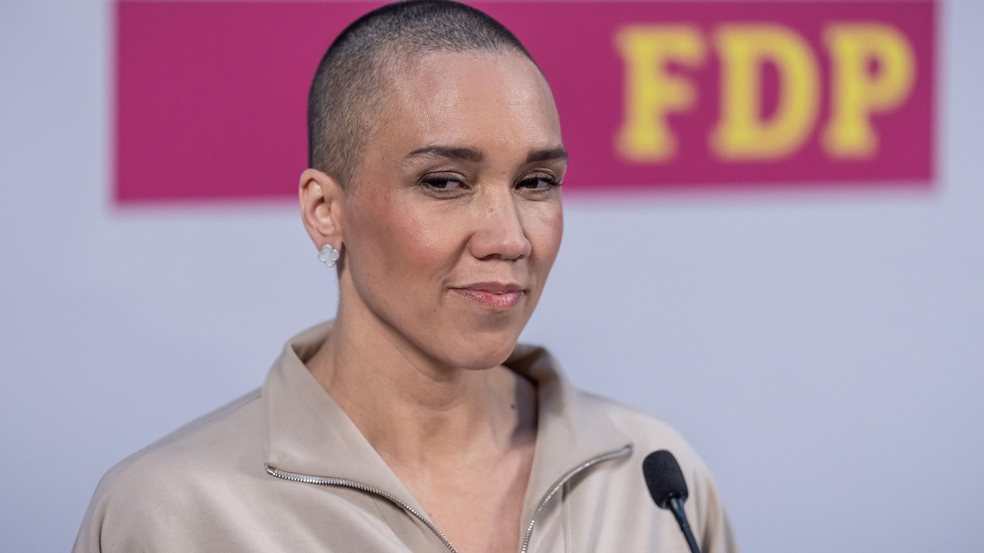 FDP-Generalsekretärin Nicole Büttner gibt ihr Mandat ebenfalls ab.