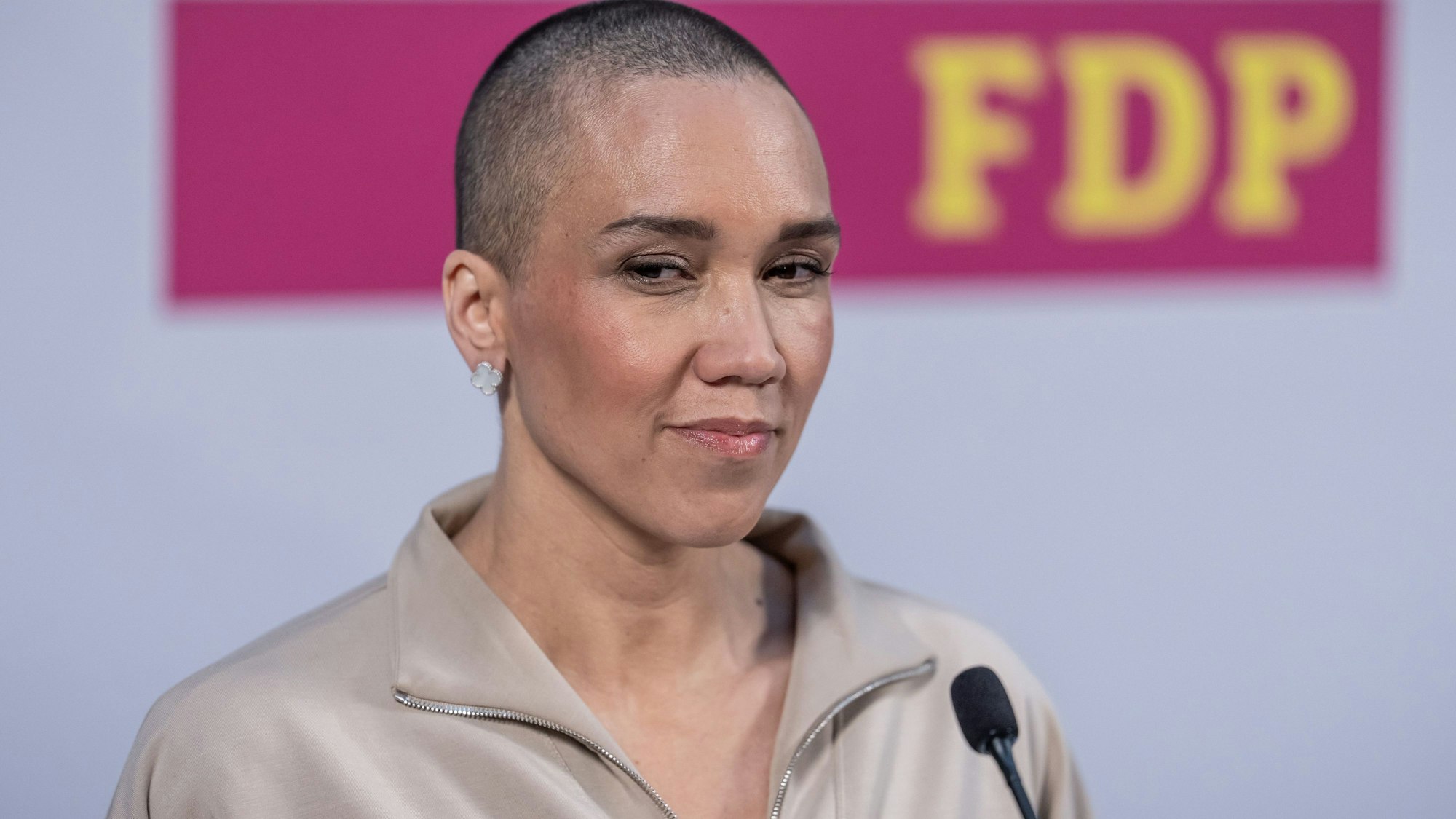 FDP-Generalsekretärin Nicole Büttner gibt ihr Mandat ebenfalls ab.