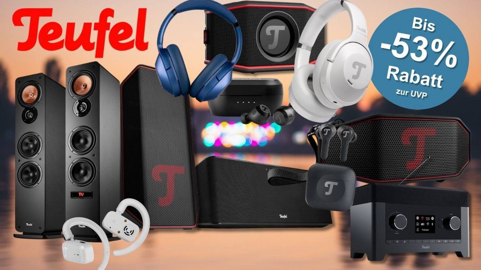 Teufel-Audioprodukte vor einem abendlichen Stadtpanorama mit bunten Bokeh-Lichtern: darunter zwei schwarze Standlautsprecher, ein großer Bluetooth-Lautsprecher, eine Soundbar, ein Subwoofer, ein blaues Over-Ear-Headset, ein weißes Over-Ear-Headset, zwei Paar True-Wireless-Earbuds mit Ladecase, ein weißes Sport-Headset mit Ohrbügel sowie ein kompakter Stereo-Receiver. Alle Produkte in der typischen schwarz-roten Teufel-Farbgebung.