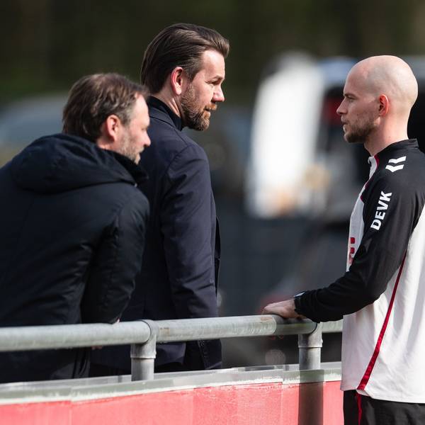 23.03.2026, Nordrhein-Westfalen, Köln: Fußball: Bundesliga, Training beim 1. FC Köln. Interimstrainer René Wagner (r) spricht mit Sportdirektor Thomas Kessler (M). Foto: Marius Becker/dpa +++ dpa-Bildfunk +++