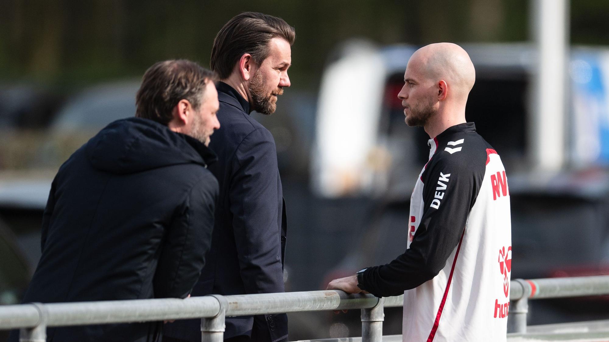 23.03.2026, Nordrhein-Westfalen, Köln: Fußball: Bundesliga, Training beim 1. FC Köln. Interimstrainer René Wagner (r) spricht mit Sportdirektor Thomas Kessler (M). Foto: Marius Becker/dpa +++ dpa-Bildfunk +++