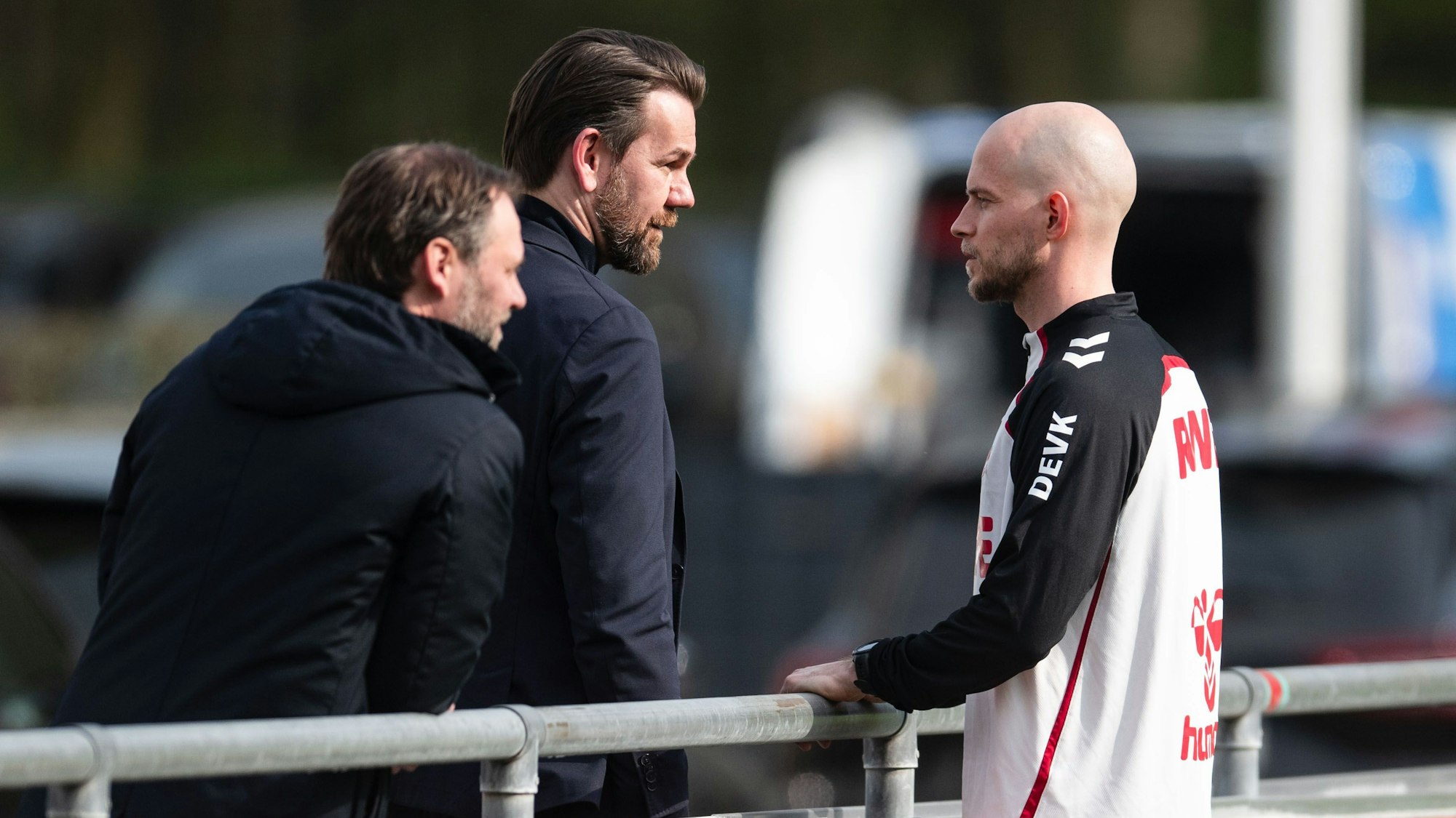 23.03.2026, Nordrhein-Westfalen, Köln: Fußball: Bundesliga, Training beim 1. FC Köln. Interimstrainer René Wagner (r) spricht mit Sportdirektor Thomas Kessler (M). Foto: Marius Becker/dpa +++ dpa-Bildfunk +++