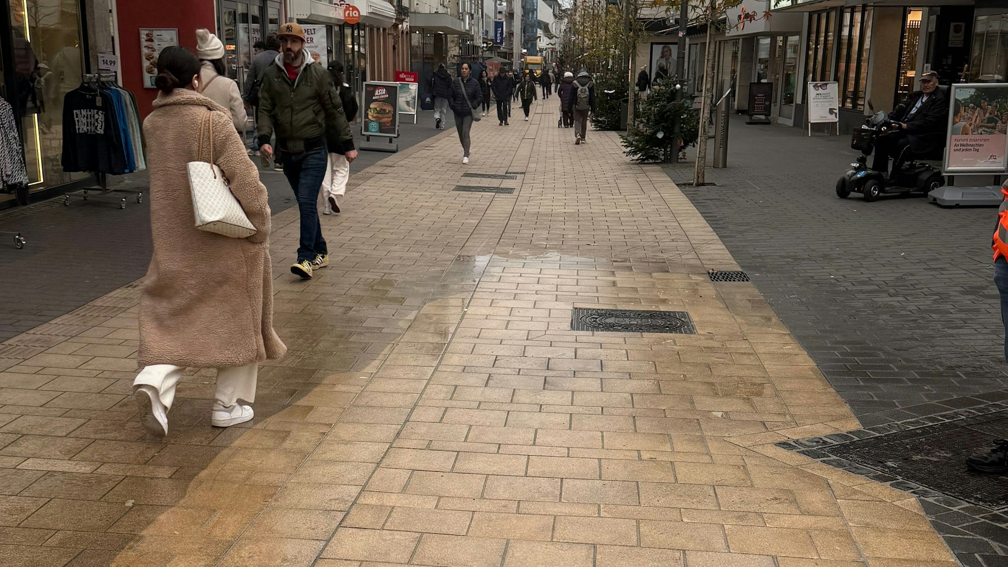 Ein Teil des Pflasters in der Euskirchener Innenstadt ist gereinigt und deutlich heller als die benachbarten Steine.