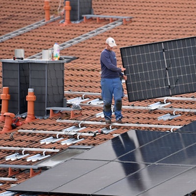 Solarteure aus dem Rheinland stellen eine erhöhte Nachfrage nach Photovoltaik-Anlagen fest. Von einem Anstieg um 100 Prozent berichten ein Kölner und ein Overather Betrieb.