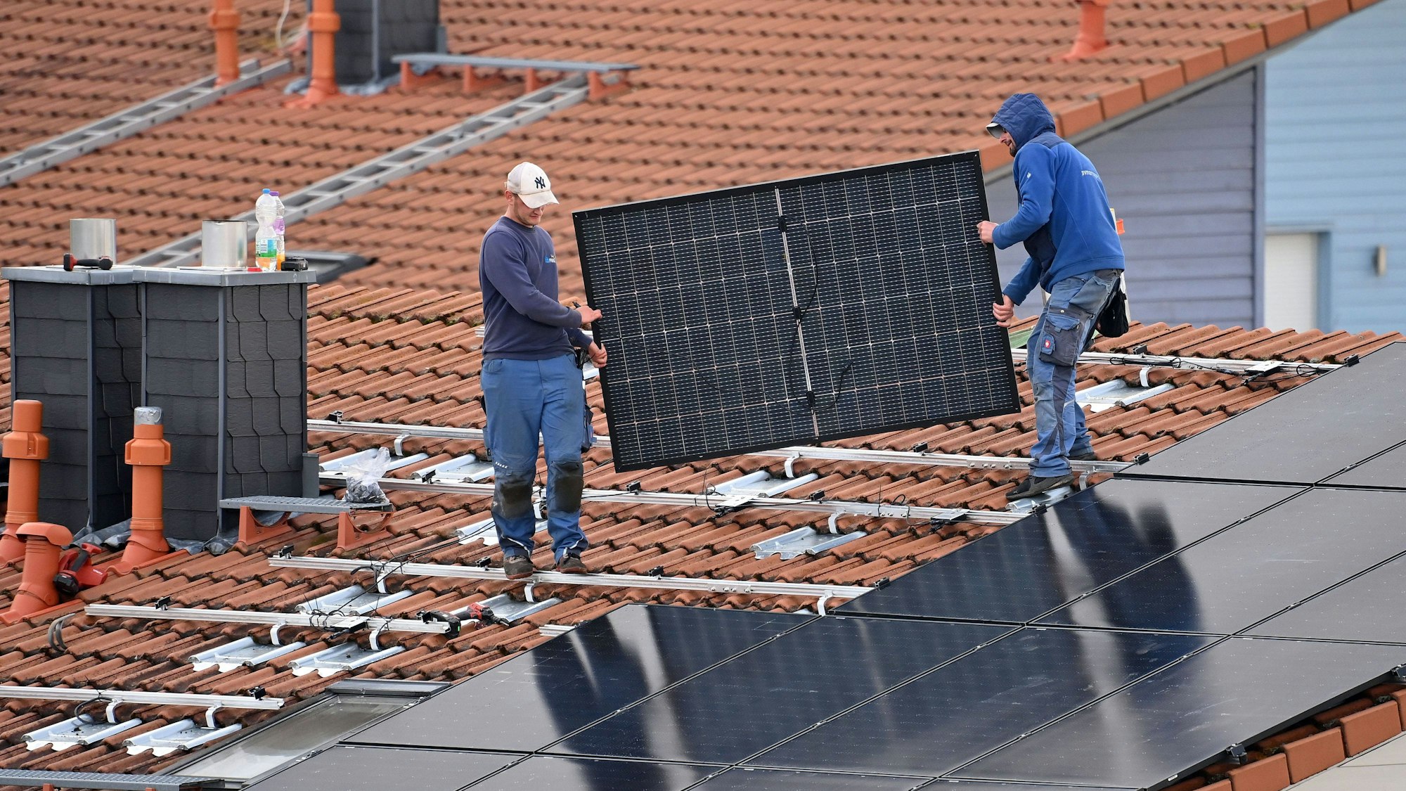 Solarteure aus dem Rheinland stellen eine erhöhte Nachfrage nach Photovoltaik-Anlagen fest. Von einem Anstieg um 100 Prozent berichten ein Kölner und ein Overather Betrieb.