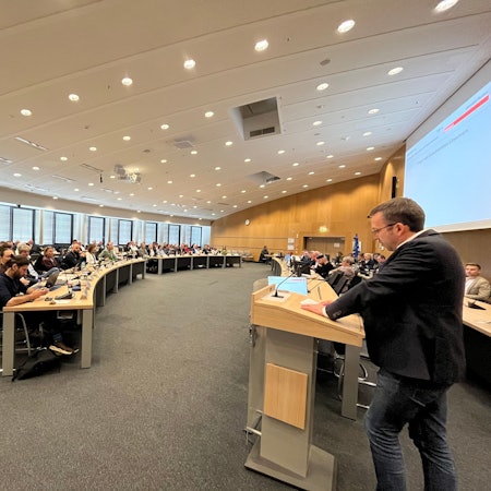 Dustin Flock trägt seine Bürgerfragen dem Stadtrat vor.