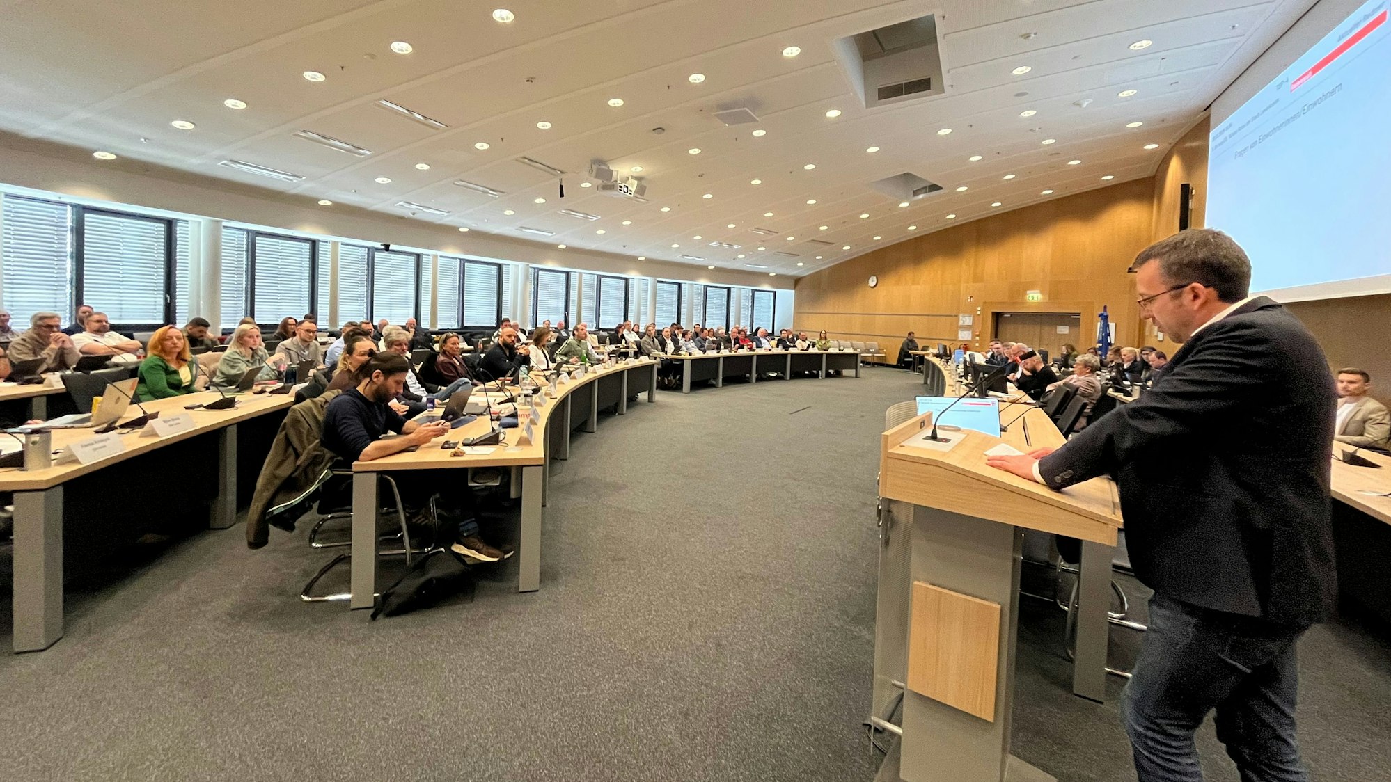 Dustin Flock trägt seine Bürgerfragen dem Stadtrat vor.