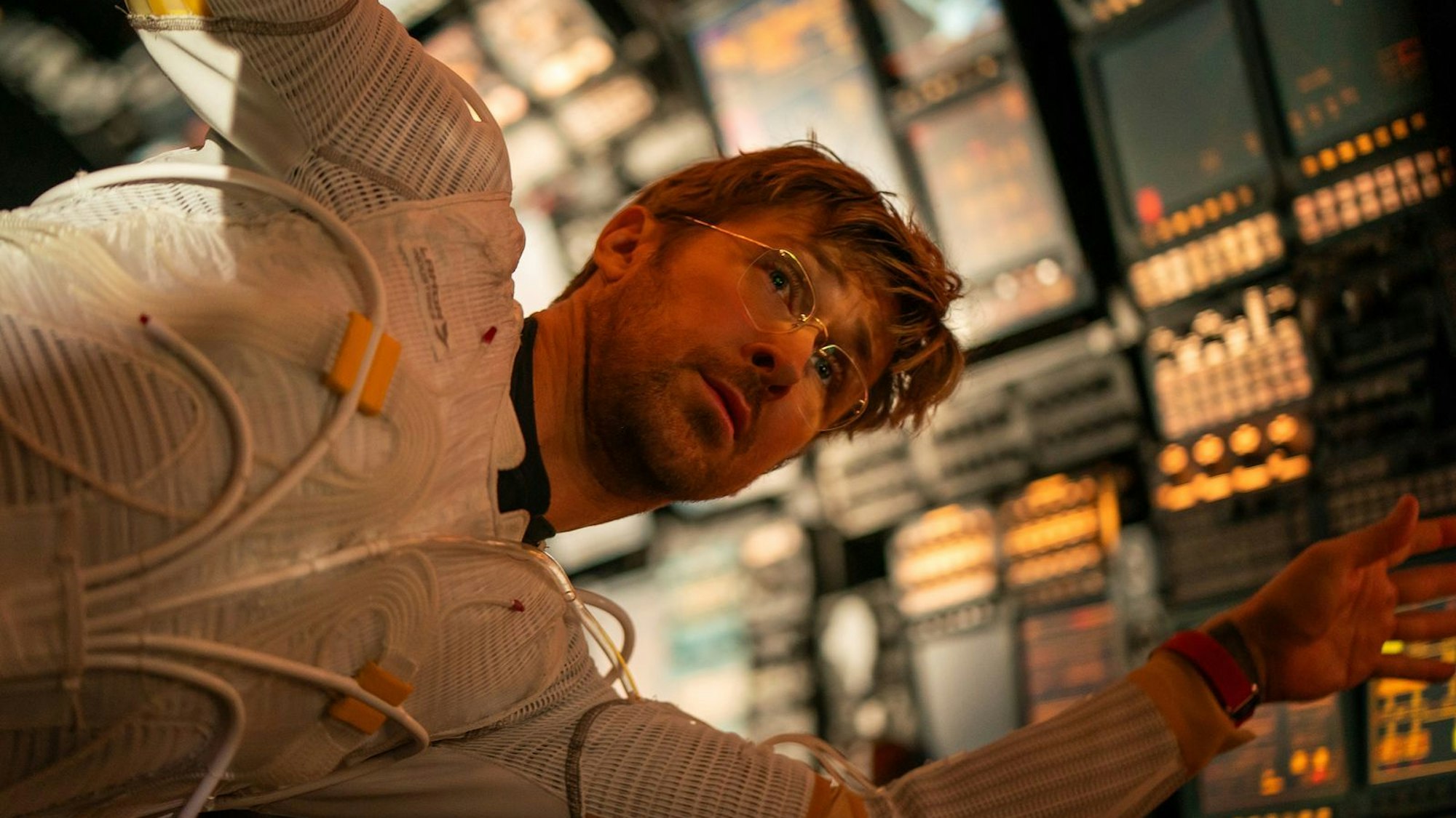 Ryan Gosling erwartet in „Der Astronaut - Project Hail Mary“ im Weltall die ein oder andere Überraschung. (Bild: 2026 Amazon Content Services LLC. All Rights Reserved)