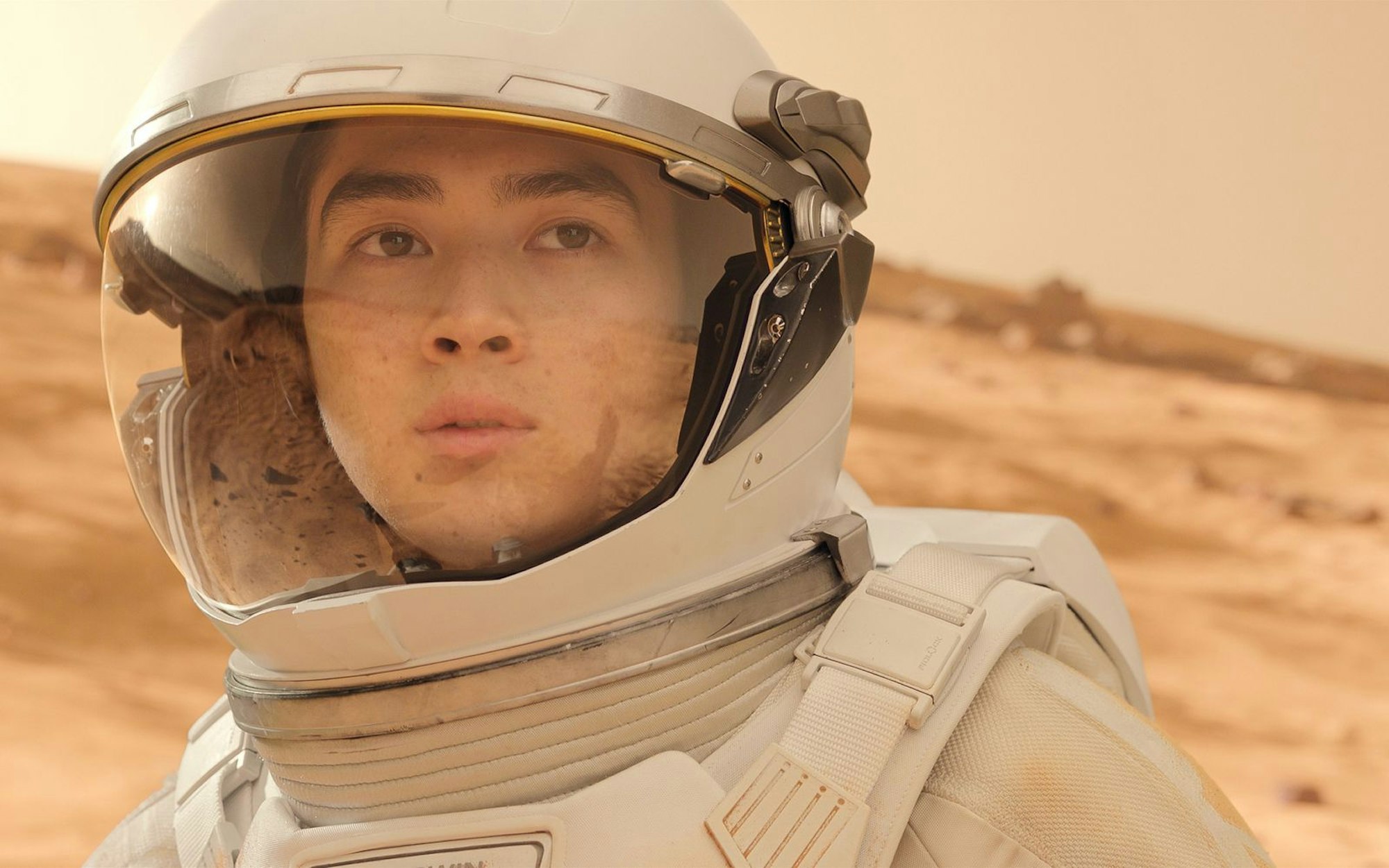 Auf dem Mars, der in Staffel fünf der Apple-Serie „For All Mankind“ von etwa 5.000 Siedlern bevölkert ist, ist ein Mord geschehen. Die Ermittlungen lösen Intrigen und politische Verwicklungen aus. Alex Baldwin (Sean Kaufman) macht bei einem Ausflug einen schrecklichen Fund. (Bild: Apple TV)