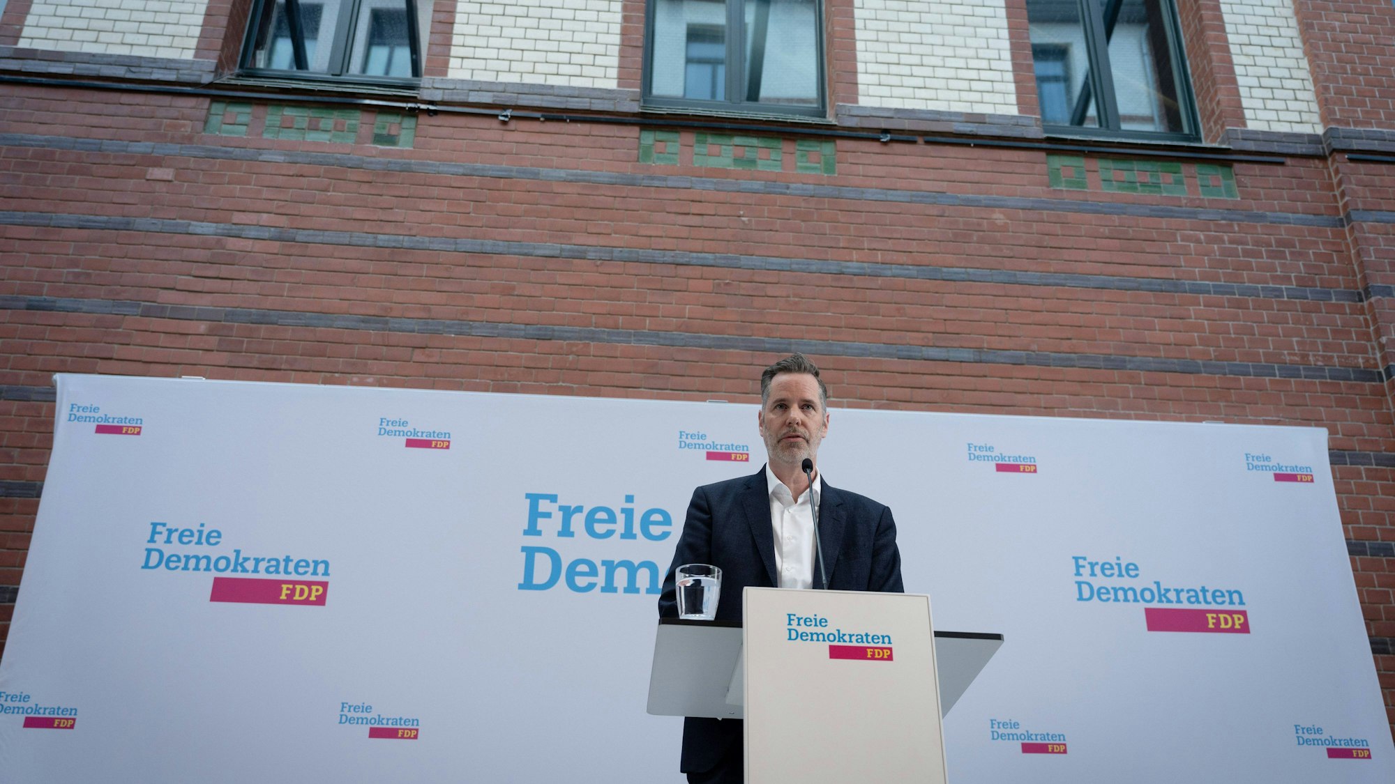 Christian Dürr bei einer Pressekonferenz. (Archivbild)