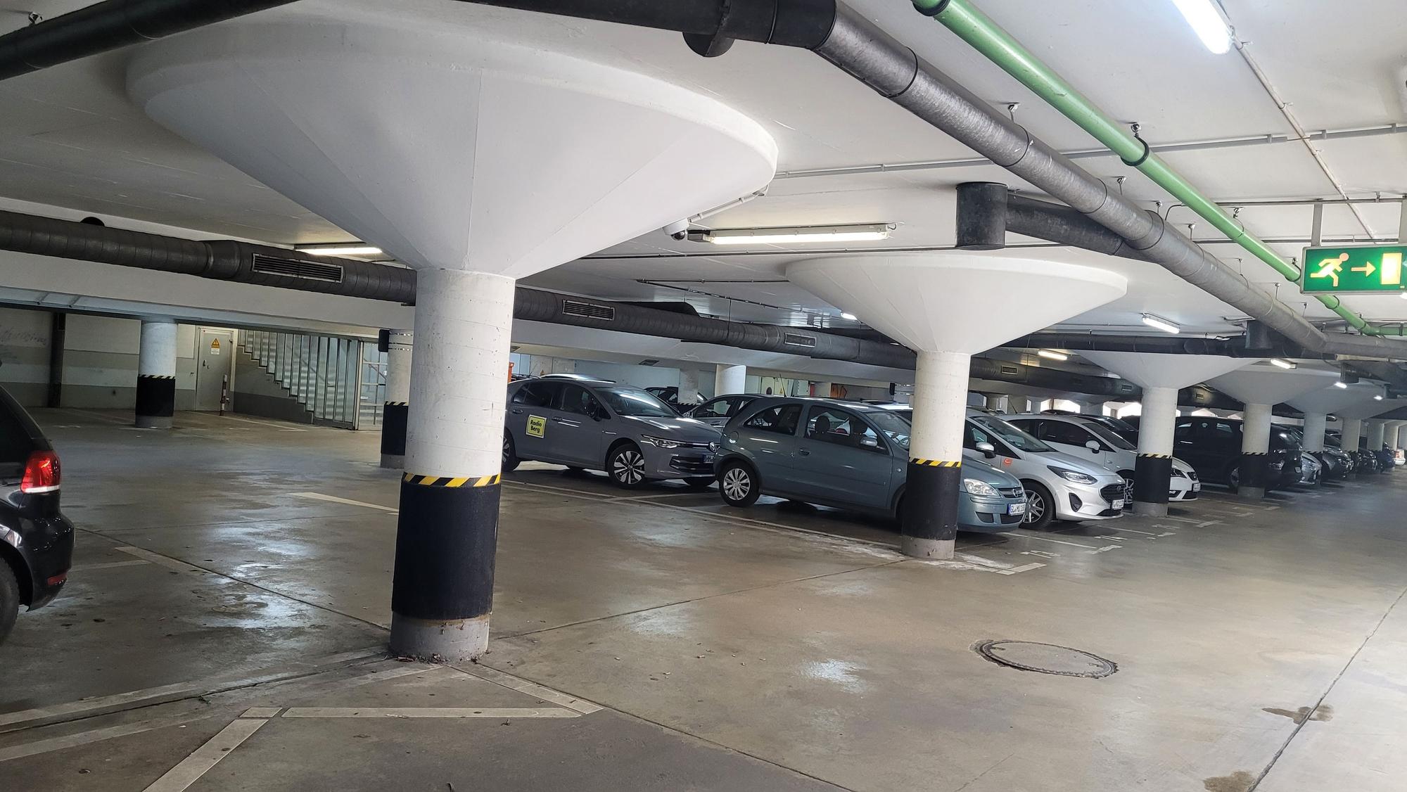 Das Foto zeigt die Tiefgarage im Bürgerhaus Bergischer Löwe