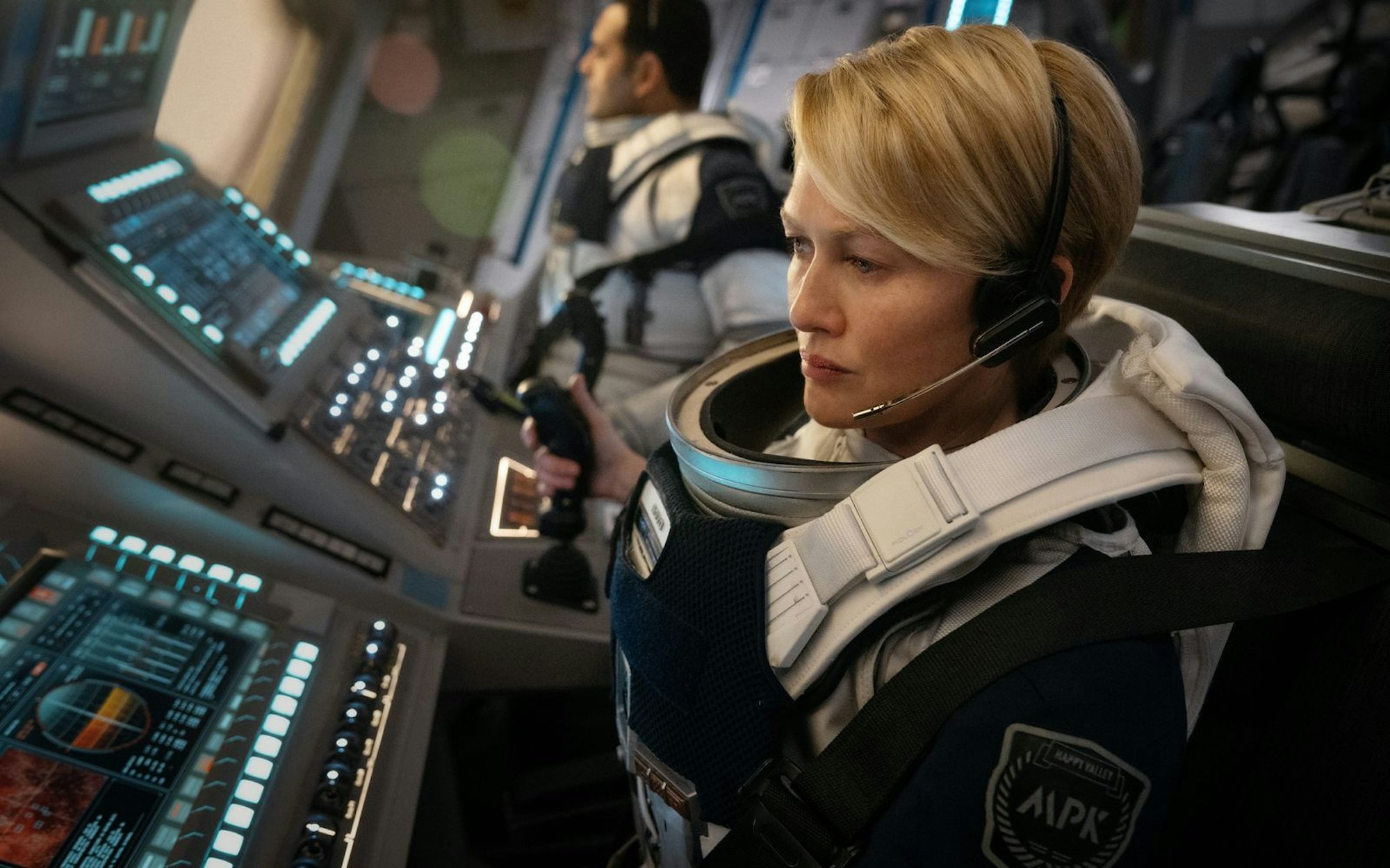Celia Boyd (Mireille Enos) ist Teil der Peacekeeper-Sicherheitstruppe auf dem Mars - und muss in einem Mordfall ermitteln. (Bild: Apple TV)