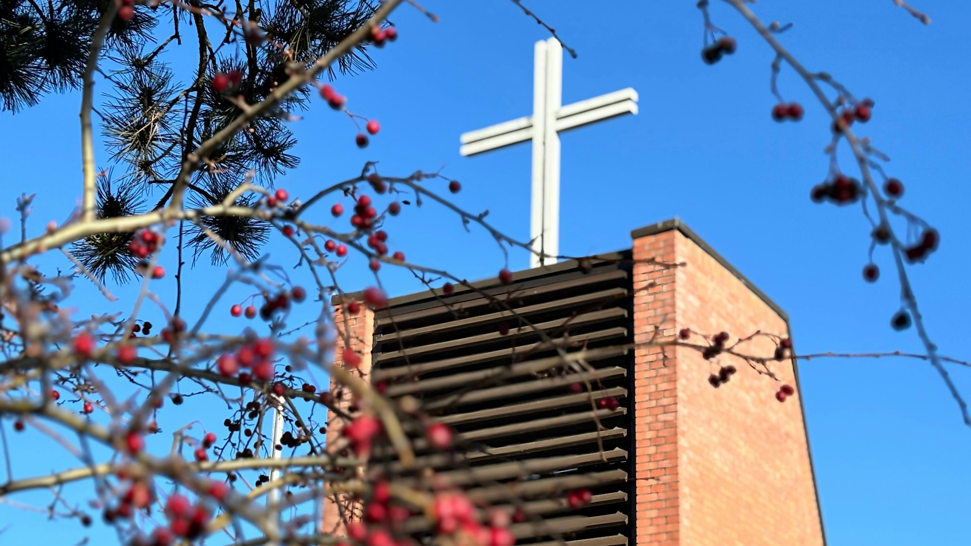 Detailaufnahme des Kirchenkreuzes.