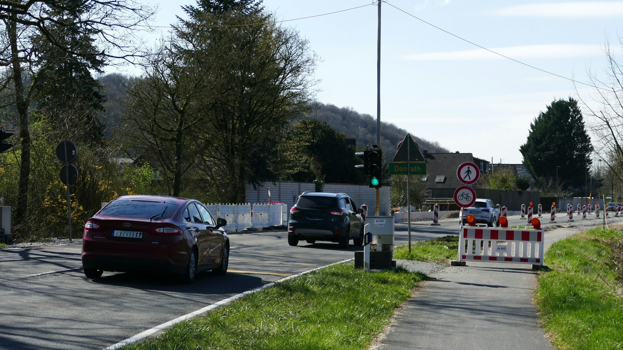 Im Bereich Broicher Straße wird die Fahrbahndecke saniert. Auch der Radweg ist gesperrt.