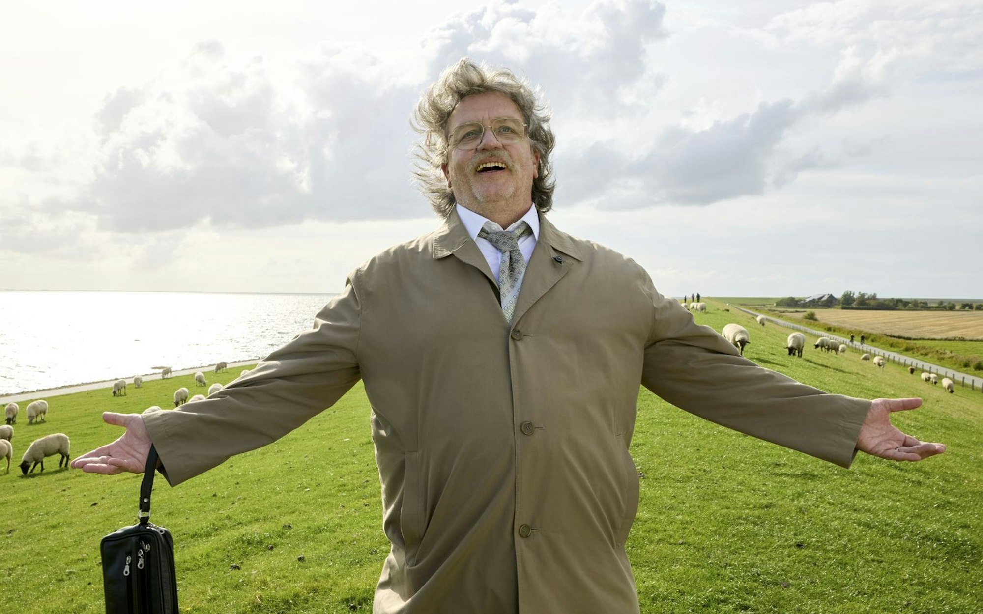 Horst Schlämmer (Hape Kerkeling) begibt sich in „Horst Schlämmer sucht das Glück“ auf eine Reise durch Deutschland. (Bild: Leonine Studios)