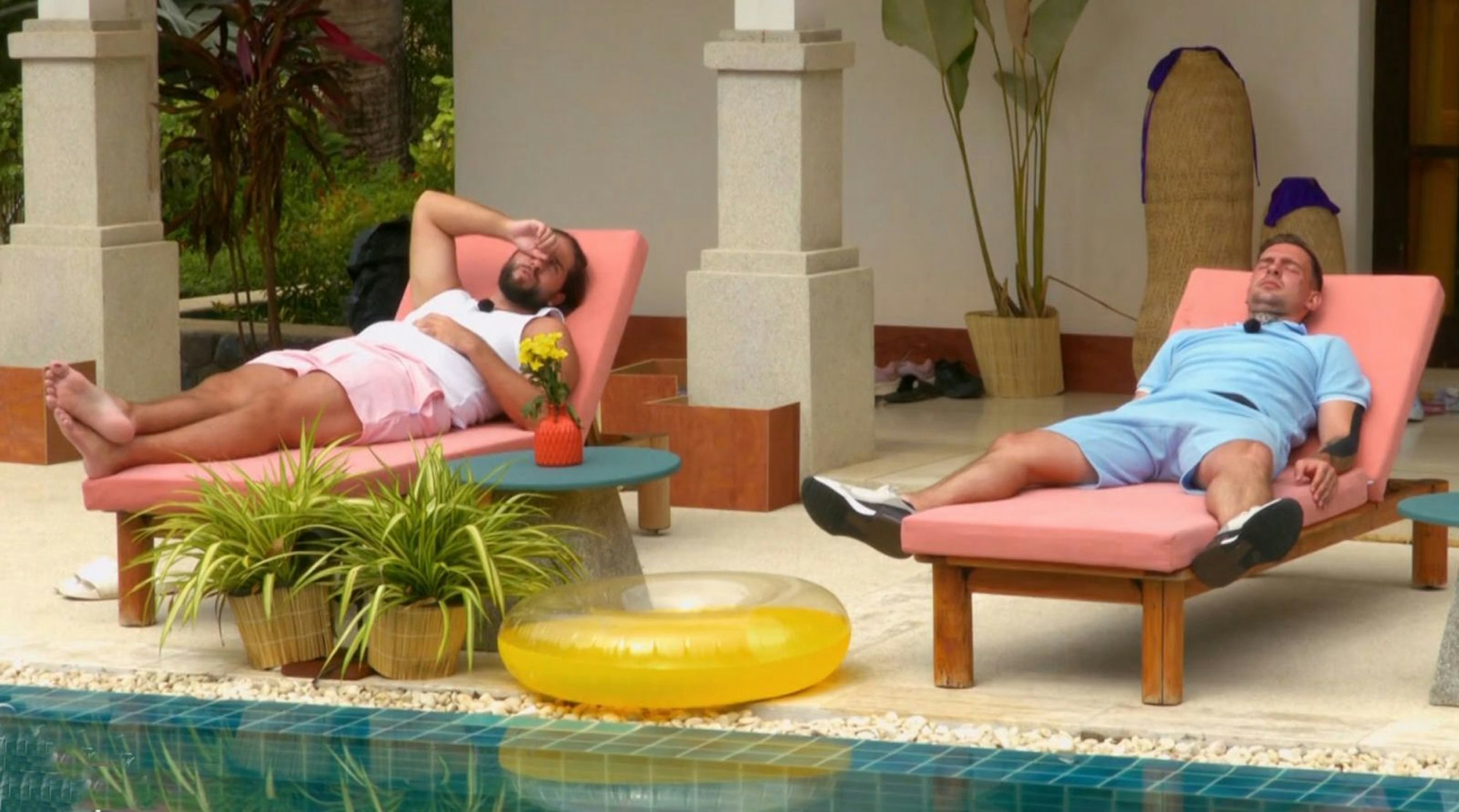 Großes Theater boten Eric Stehfest und Maurice Dziwak: Sie inszenierten eine neue Version von „Romeo und Julia“ - mit sich selbst in den Titelrollen. (Bild: Joyn)