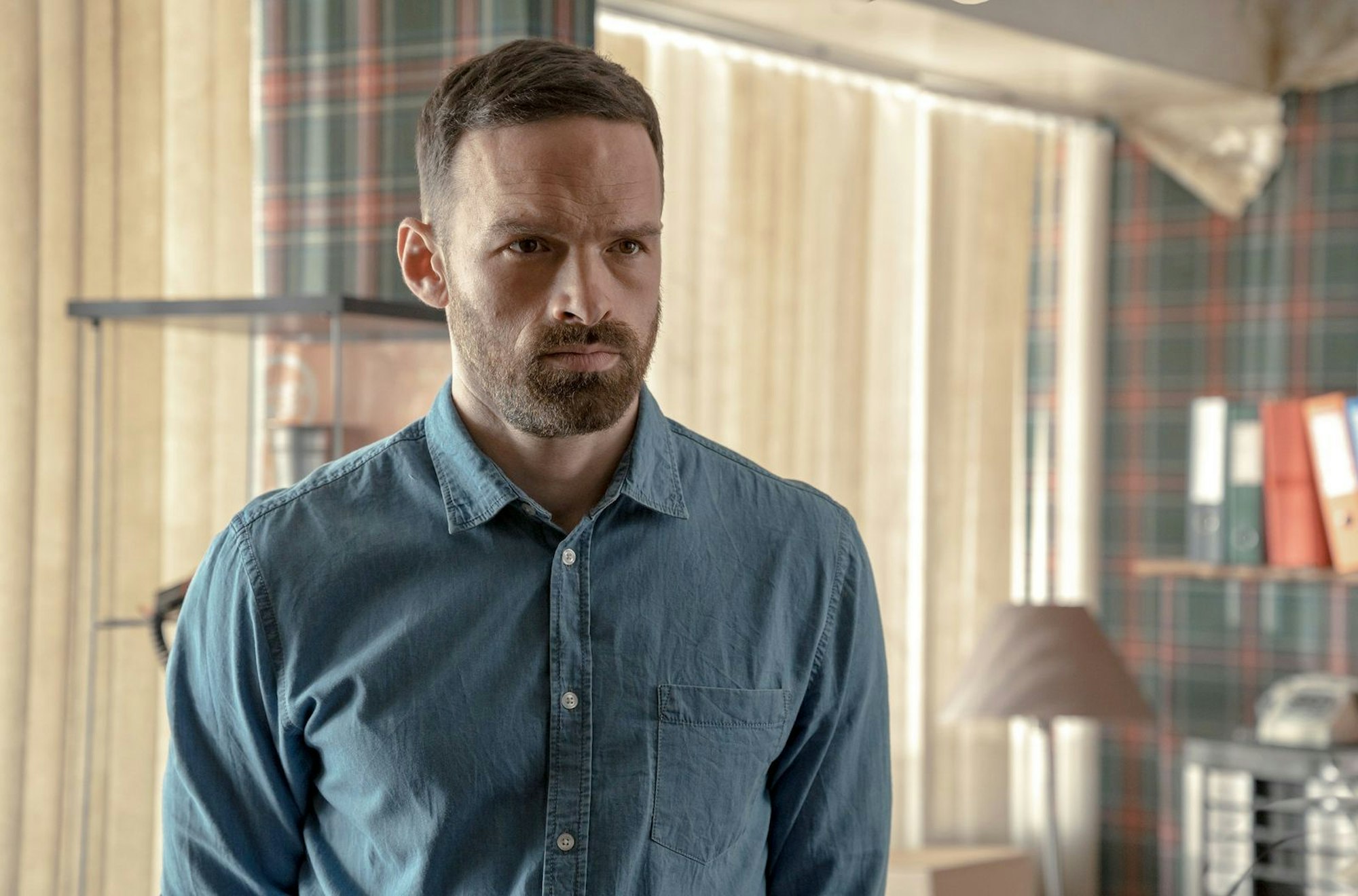 Alban Lenoir begann seine Karriere als Stuntman, bevor er zu einem der profiliertesten Stars des französischen Kinos aufstieg. Im Drama „Führerschein und nichts wie weg“ (2021, Bild) spielte er die männliche Hauptrolle. (Bild: Christine Tamalet/La Boite à Images)