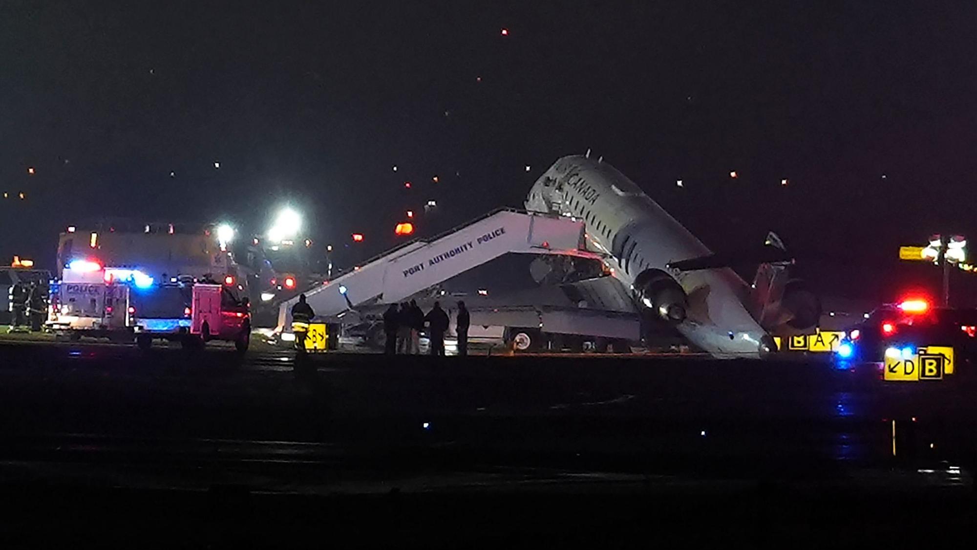 Ein Air Canada Jet steht auf der Startbahn des LaGuardia Flughafens nach einem Zusammenstoß mit einem Fahrzeug der Port Authority.
