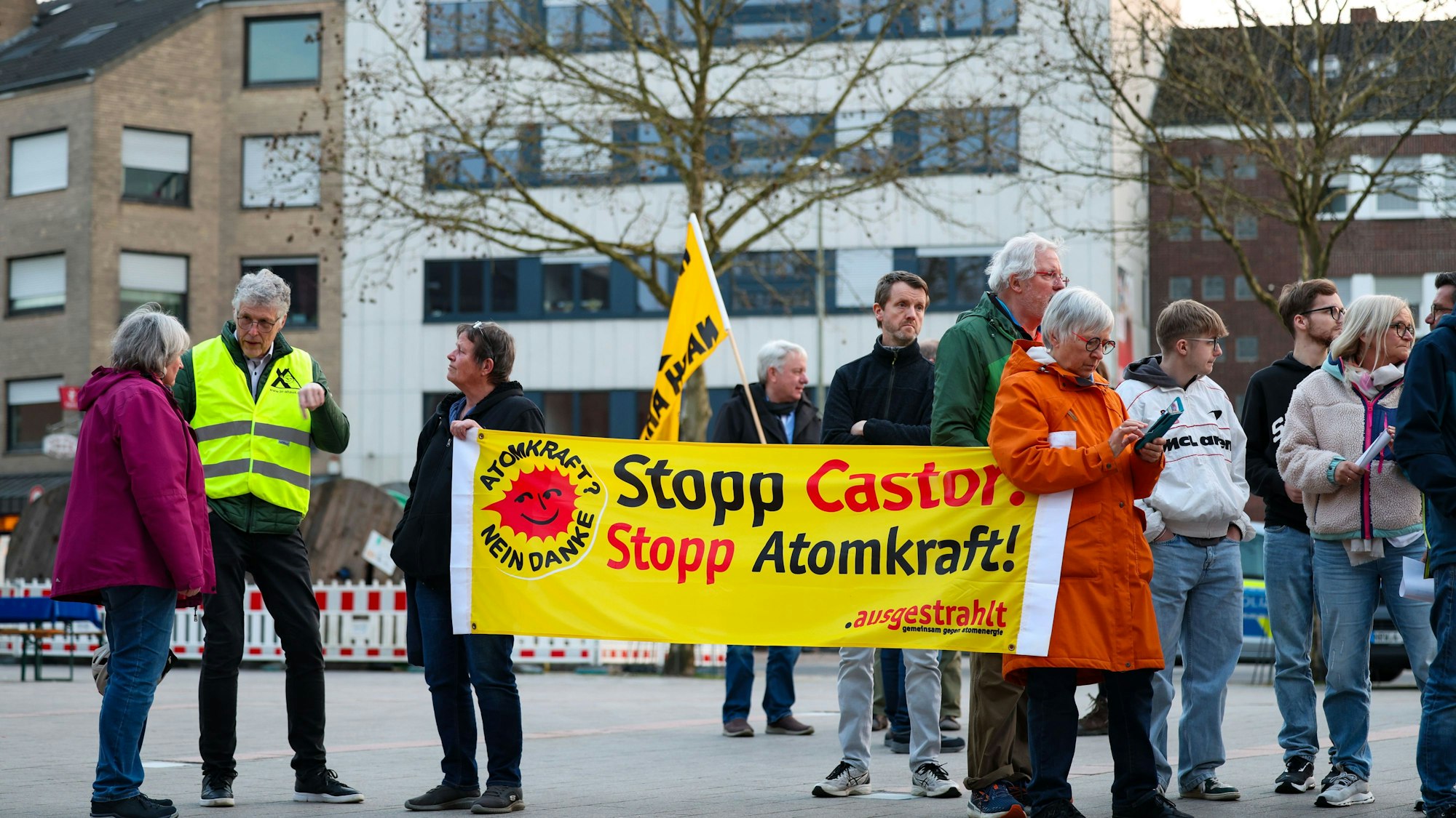 Menschen nehmen in Ahaus an einer Mahnwache vor Beginn eines Bürgerdialogs zu den bevorstehenden Atommülltransporten teil.