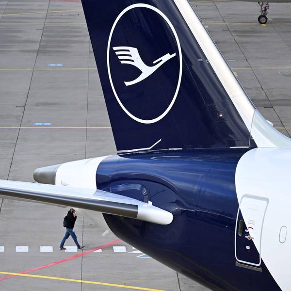 Eine Maschine der Lufthansa steht auf dem Rollfeld in Frankfurt.