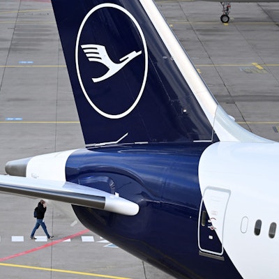 Eine Maschine der Lufthansa steht auf dem Rollfeld in Frankfurt.