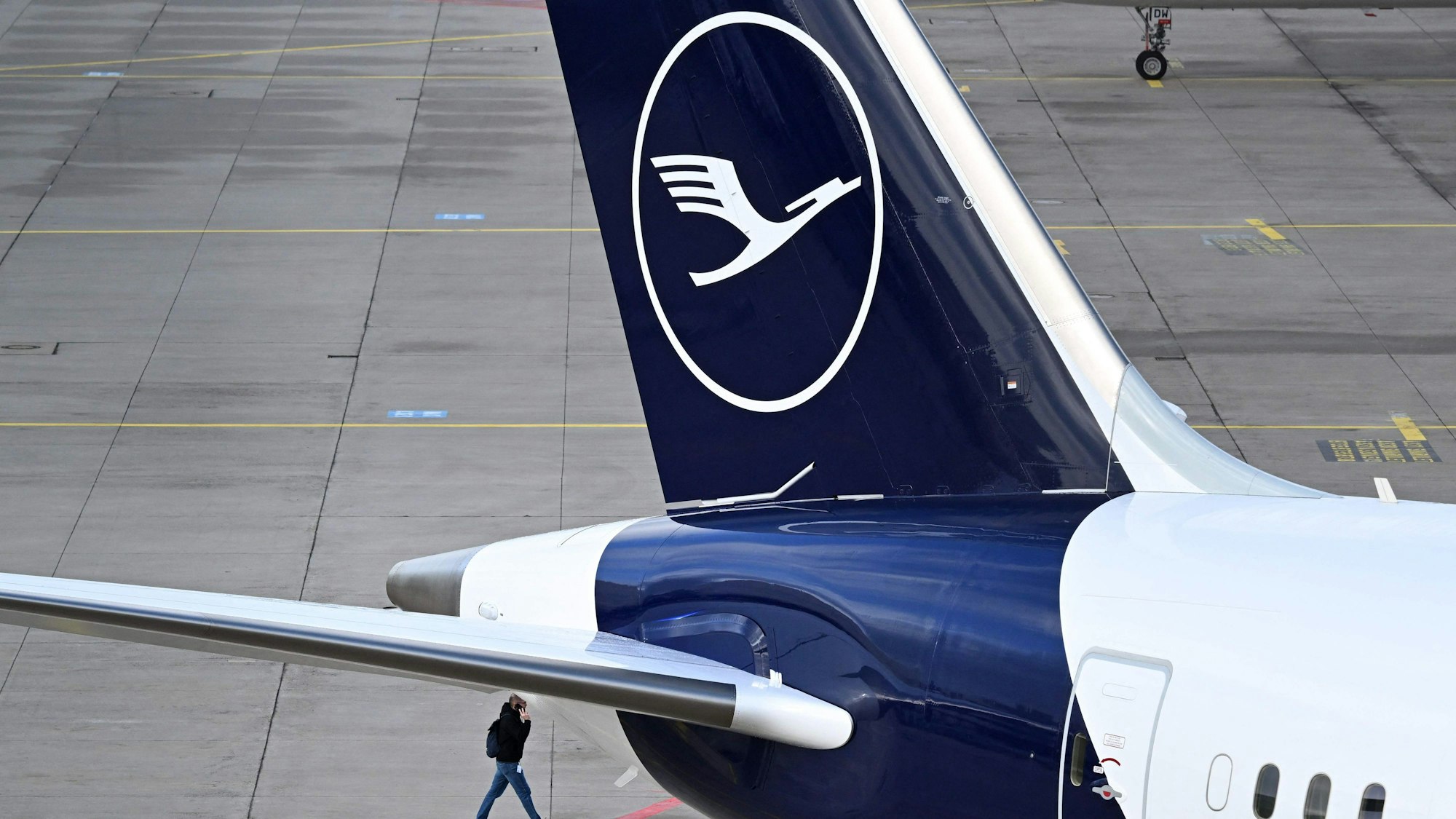 Eine Maschine der Lufthansa steht auf dem Rollfeld in Frankfurt.