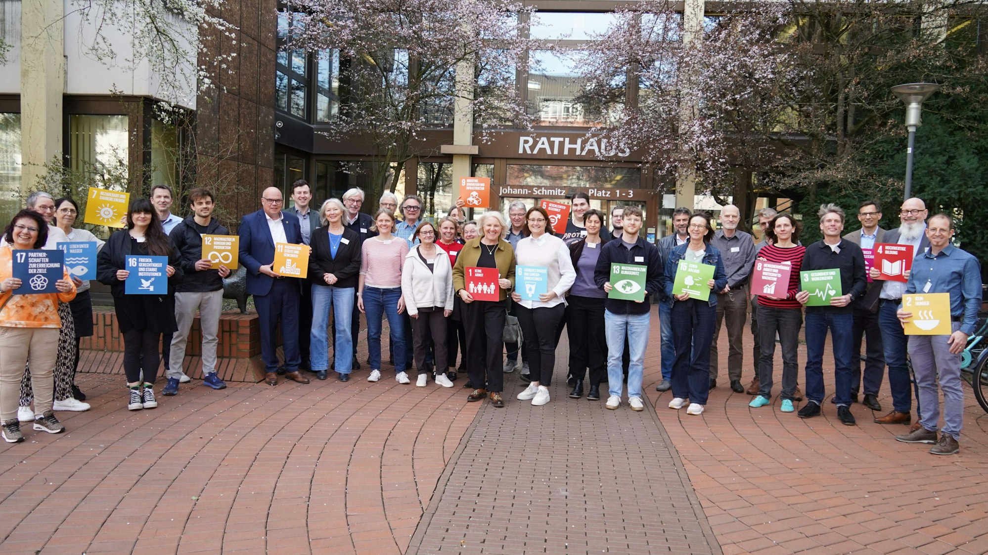 Auf dem Bild sind die Teilnehmer der Steuerungsgruppe Nachhaltigkeit vor dem Rathaus zu sehen.