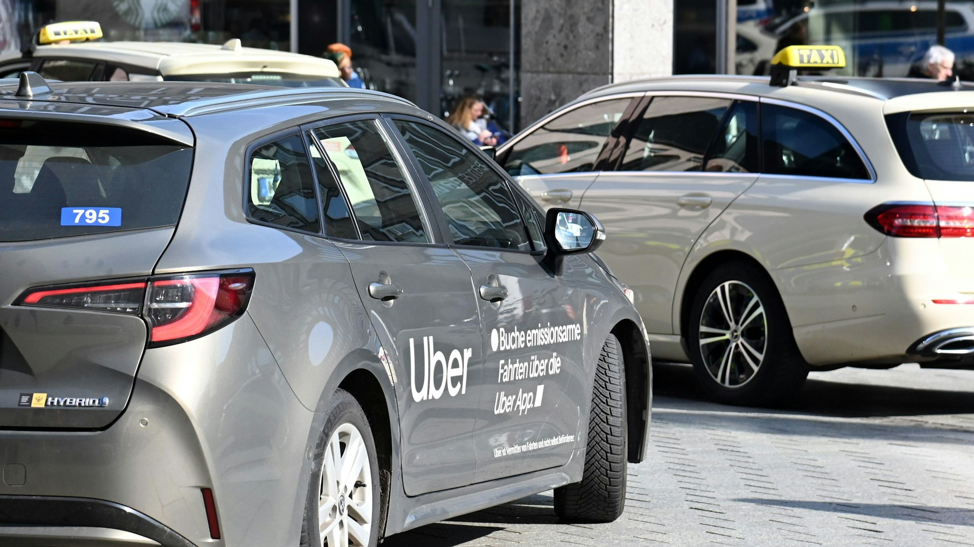 Uber und Taxis werden ab dem 1. Juni 2026 in Köln gleich teuer sein.