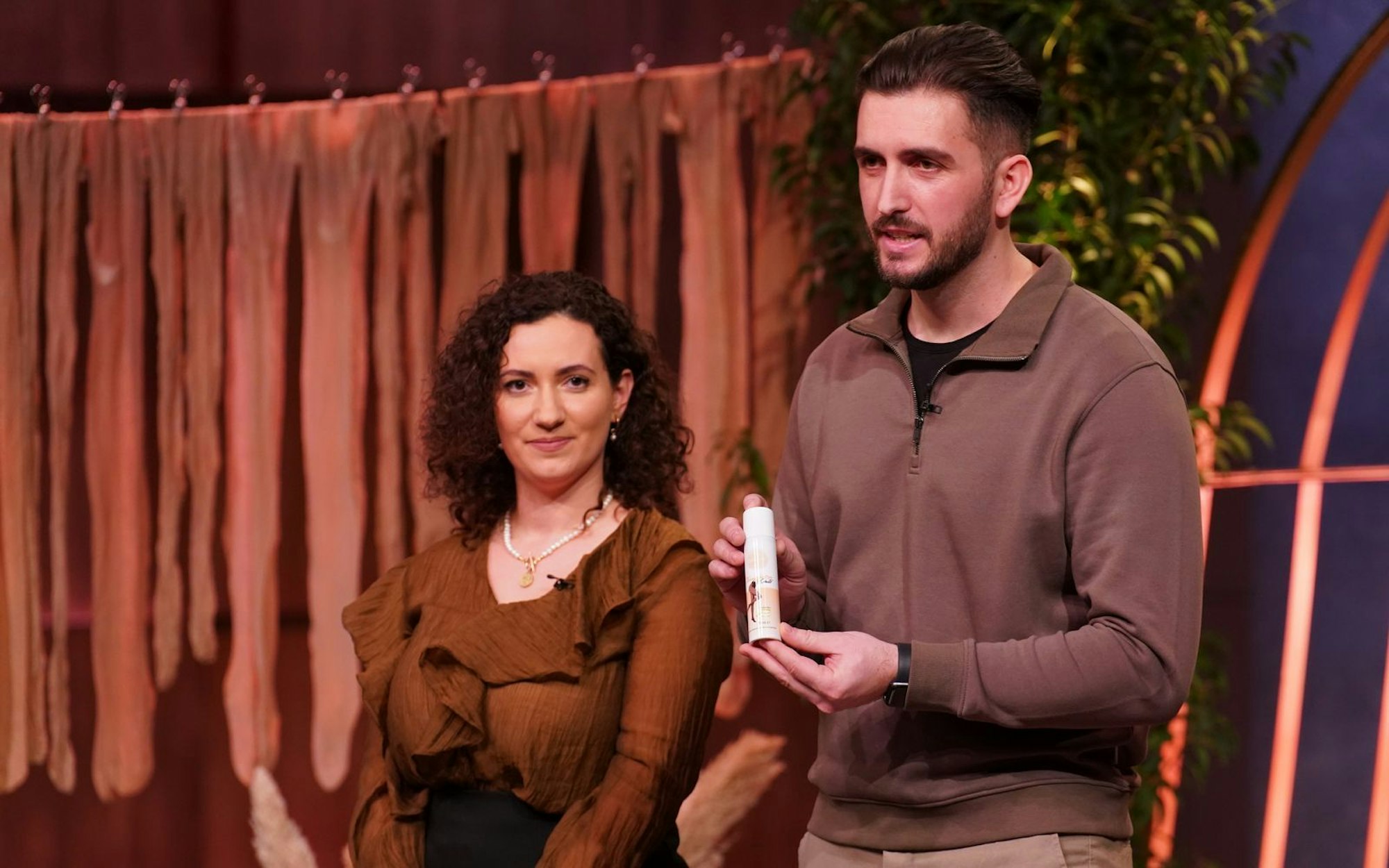 Das Ehepaar Arta und Mergim aus Heilbronn will mit seinem „Nylam“-Spray Strumpfhosen länger haltbar machen. (Bild: RTL / Stefan Gregorowius)