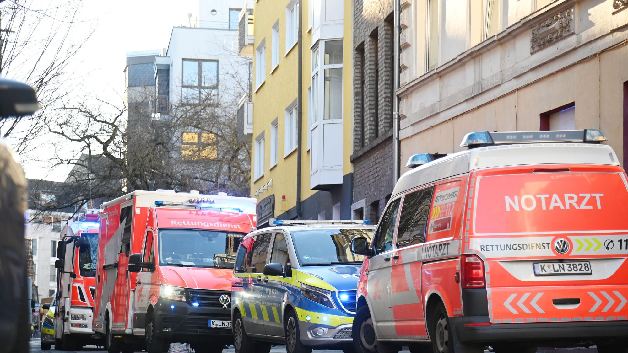 Blaulichteinsatz im ersten Stock eines Wohnhauses auf dem Severinswall. Foto: Alexander Schwaiger
