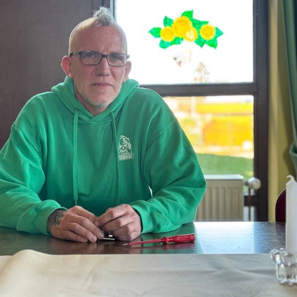 Martin Oertel trägt Brille, Hoodie und Iro. Er sitzt in einem Raum und wird von natürlichem Licht angeleuchtet.
