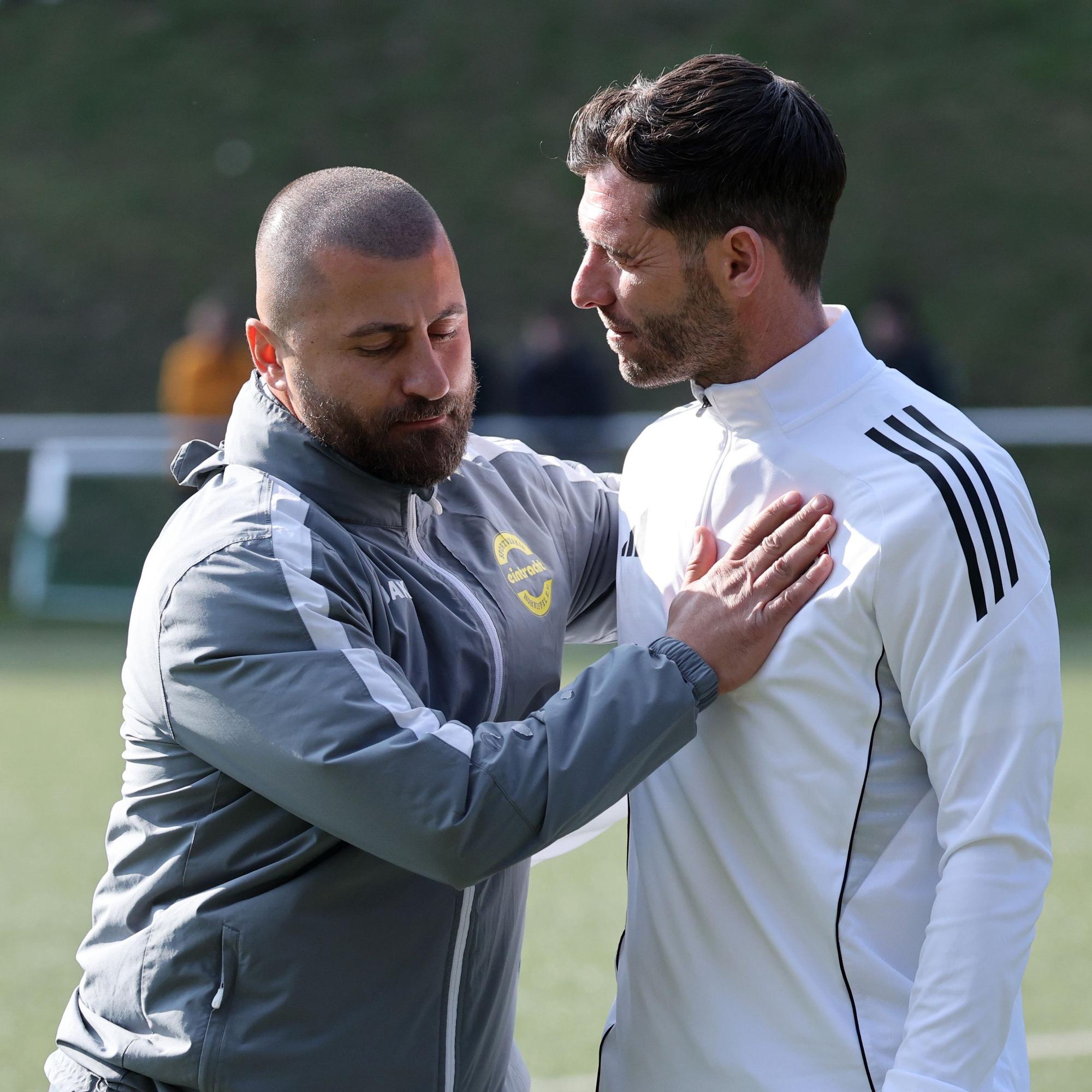 Die Trainer Apo Keseroglu und Kevin Kruth begrüßen sich vor dem Spiel.