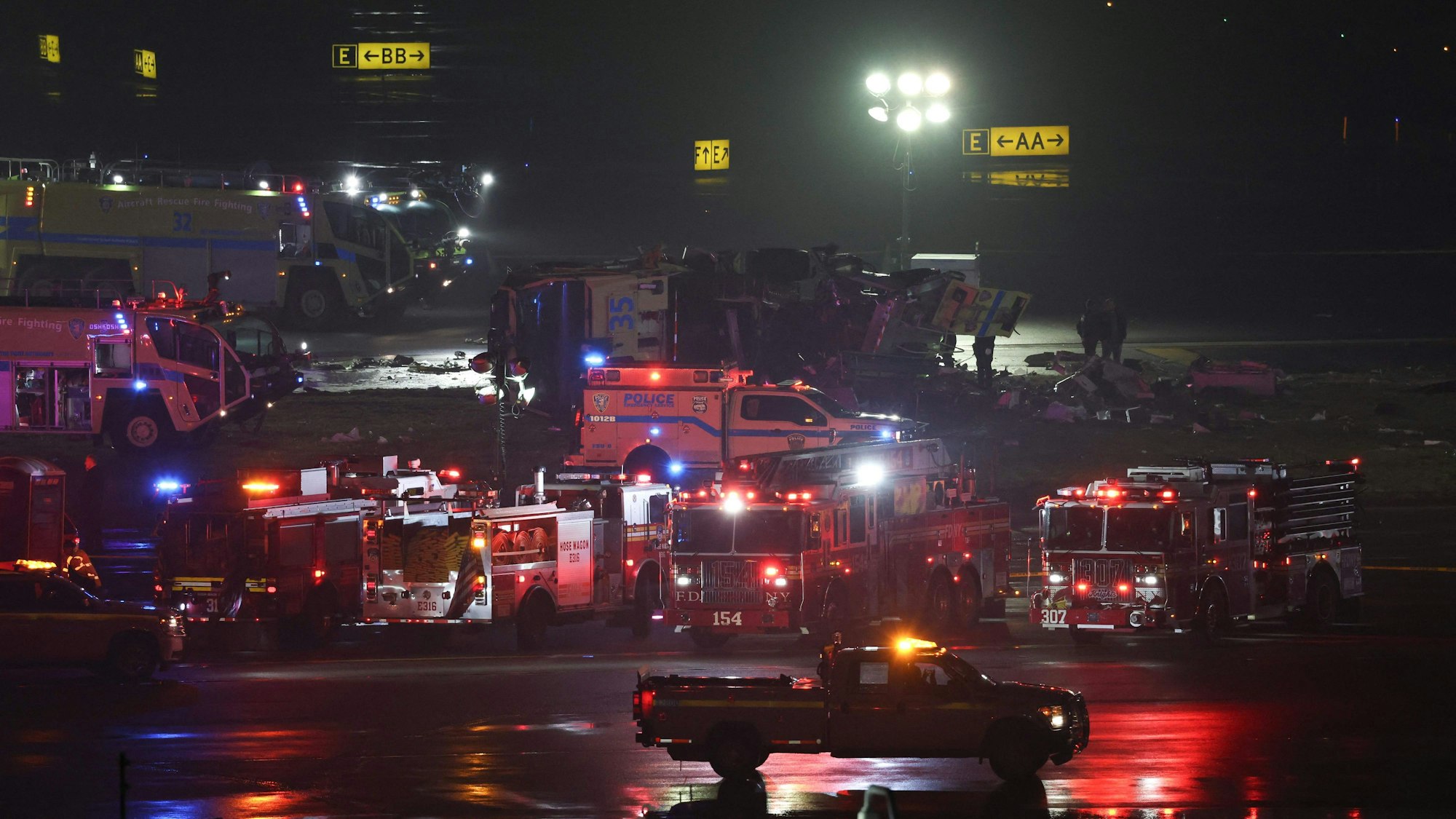 Viele Einsatzkräfte aus dem Flughafen LaGuardia.