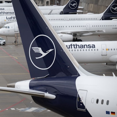 Passagiermaschinen der Lufthansa stehen auf dem Flughafen in Frankfurt.