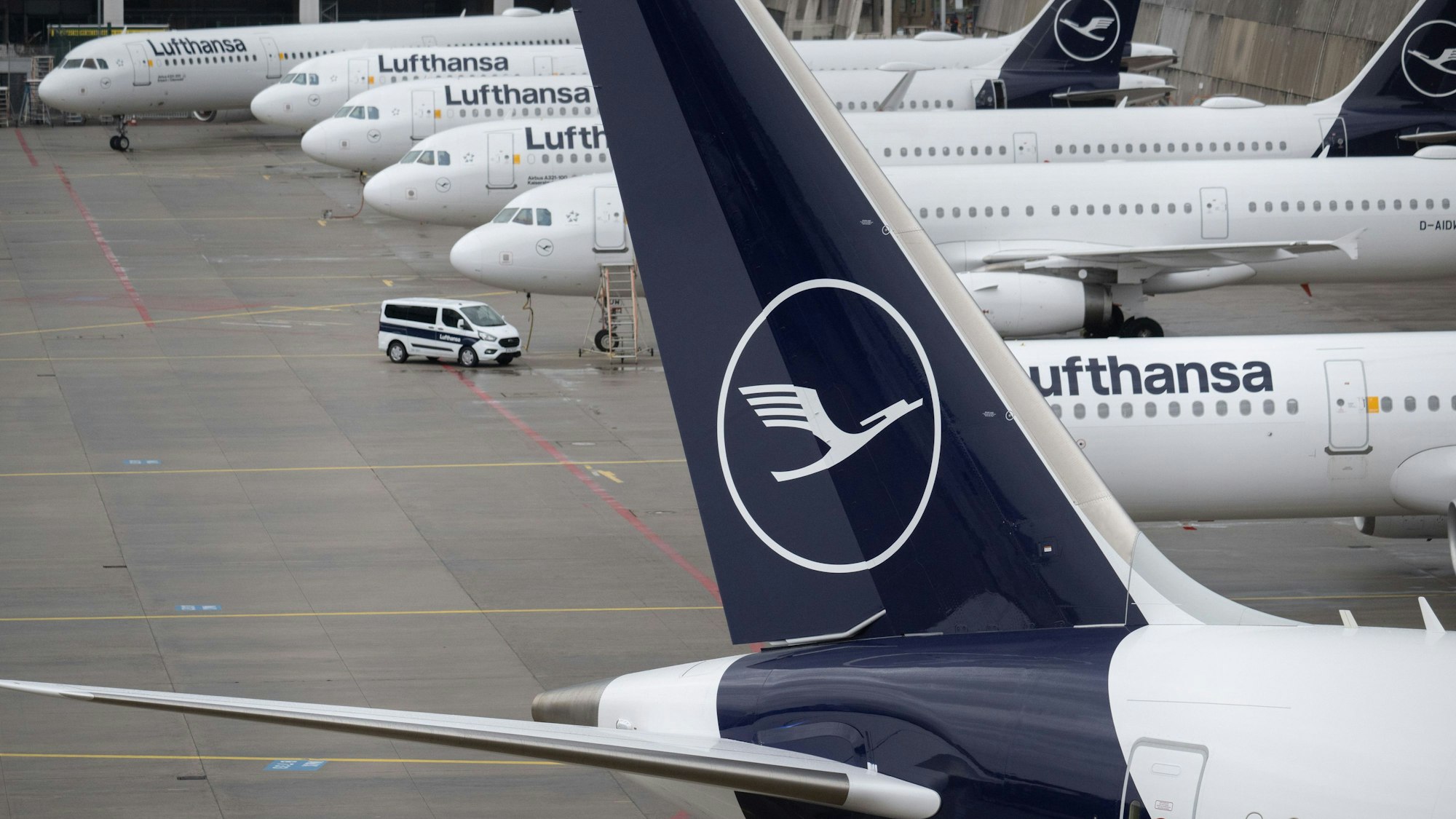 Passagiermaschinen der Lufthansa stehen auf dem Flughafen in Frankfurt.