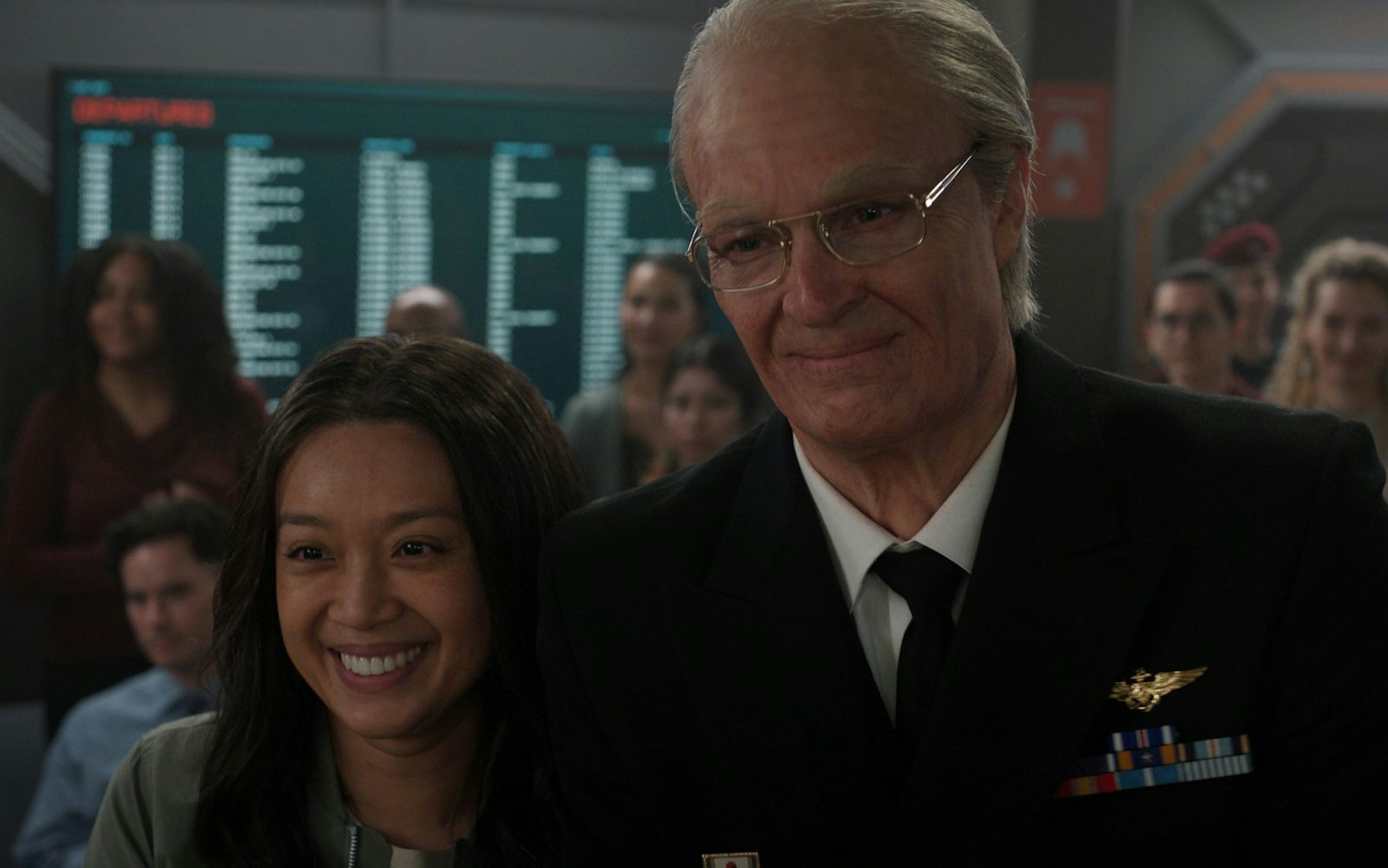 Der alt gewordene Admiral Ed Baldwin (Joel Kinnaman) muss sich in Staffel fünf der Serie „For All Mankind“ mit Intrigen auf dem Mars auseinandersetzen. Seine Tochter Kelly Baldwin (Cynthy Wu) und er können sich aber auch über Erfolge der Familie freuen. (Bild: Apple TV)