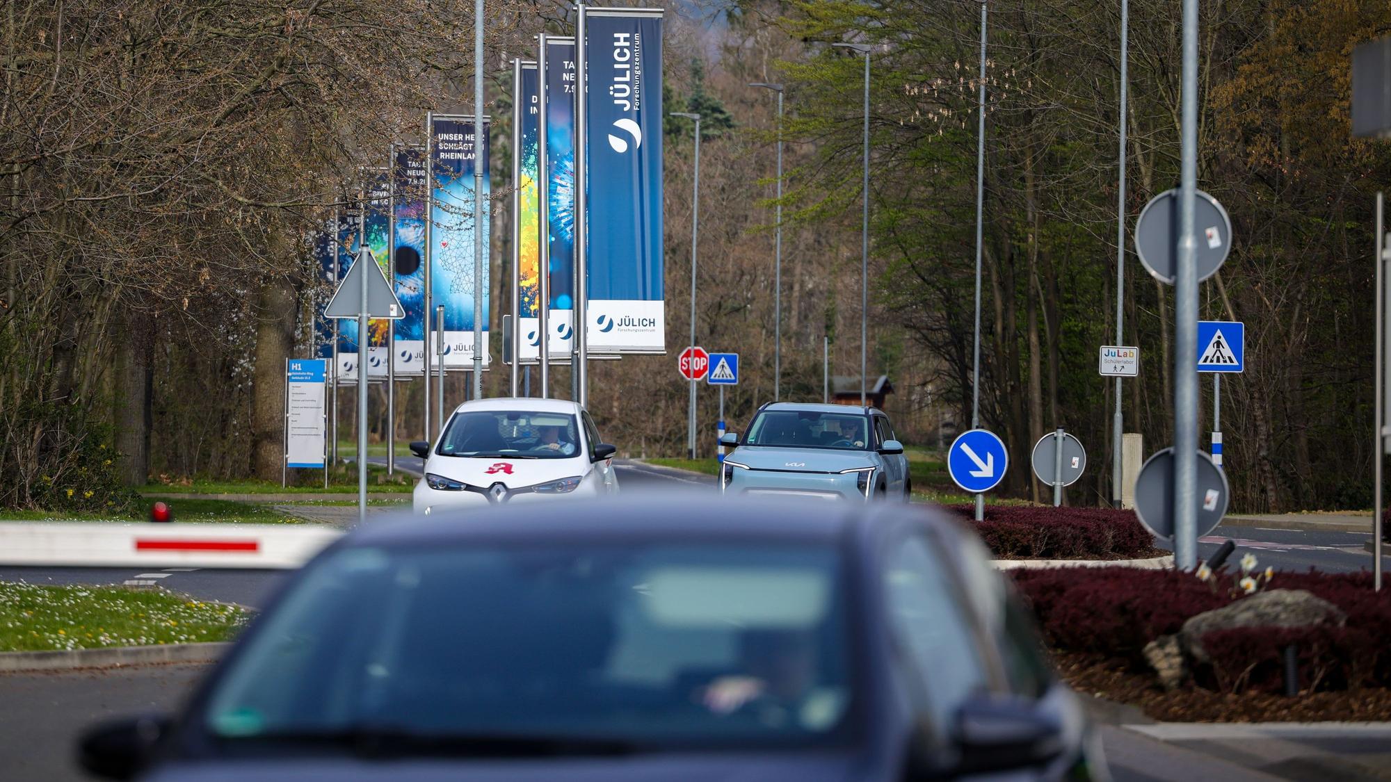 Fahnen hängen in der Zufahrt zum Betriebsgelände am Forschungszentrum in Jülich, von wo die Castor-Transporte in Kürze starten sollen.