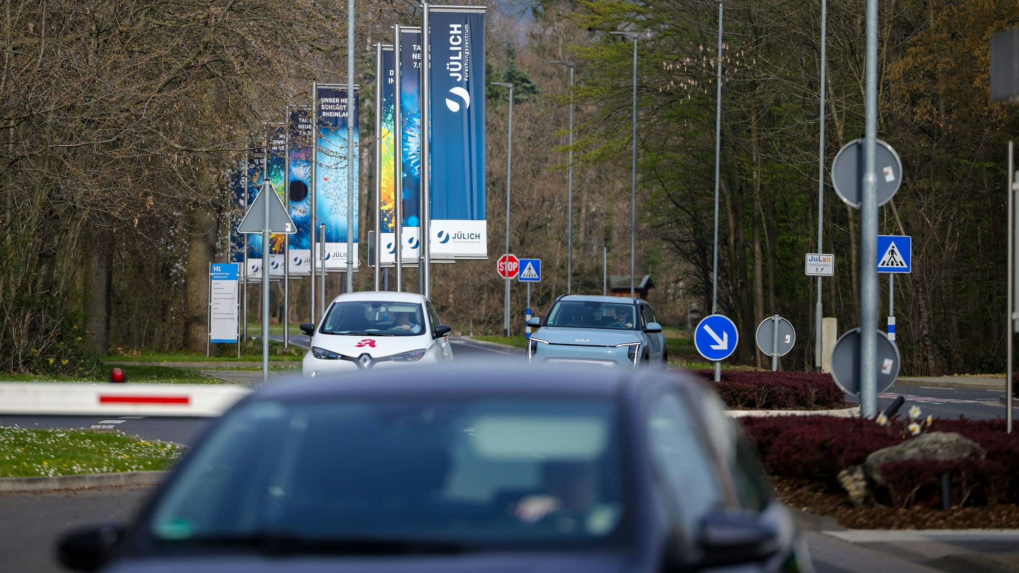 Fahnen hängen in der Zufahrt zum Betriebsgelände am Forschungszentrum in Jülich, von wo die Castor-Transporte in Kürze starten sollen.