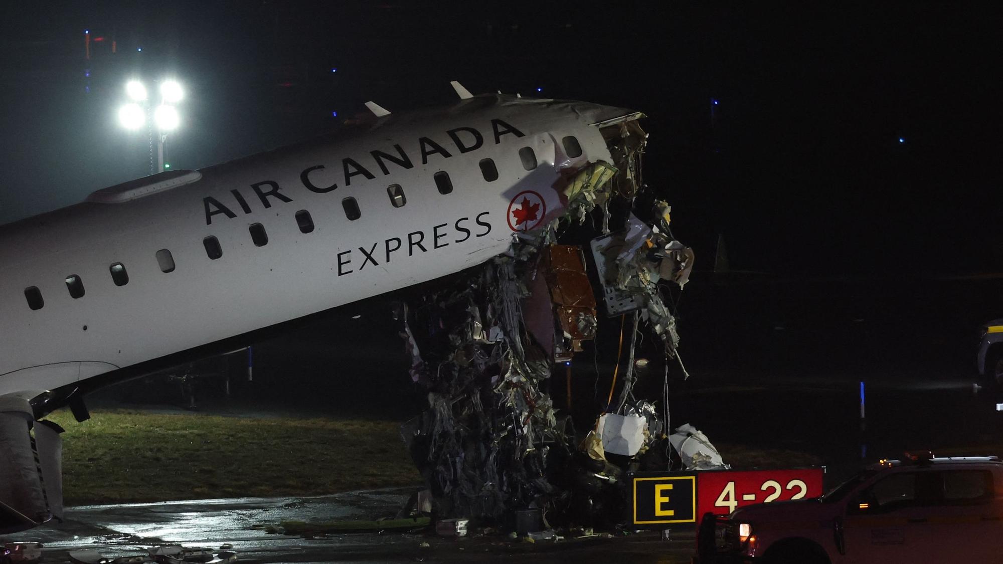 Eine CRJ-900 von Air Canada Express steht auf der Landebahn, nachdem sie am 23. März 2026 am LaGuardia Airport in New York mit einem Feuerwehrfahrzeug der Hafenbehörde zusammengestoßen war.