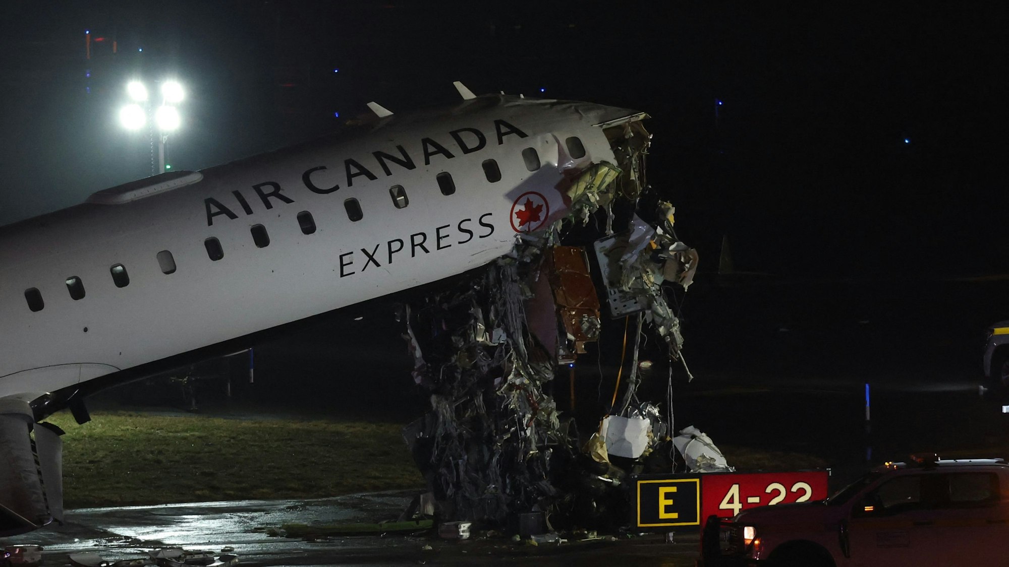 Eine CRJ-900 von Air Canada Express steht auf der Landebahn, nachdem sie am 23. März 2026 am LaGuardia Airport in New York mit einem Feuerwehrfahrzeug der Hafenbehörde zusammengestoßen war.