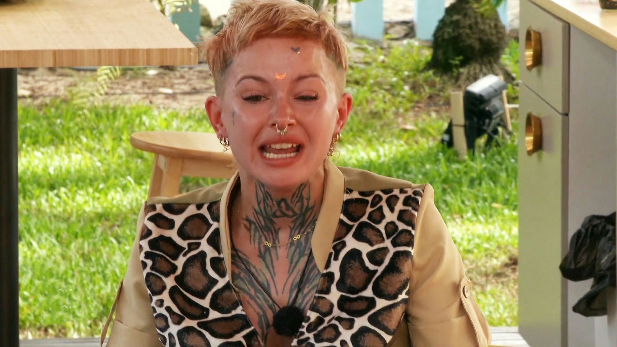 „Es reicht!“ Edith rastete wegen der Kritik aus. Es gab Scherben, Geschrei und Tränen. „Ich hab ADHS, ich mach das doch nicht mit Absicht.“ (Bild: Joyn)