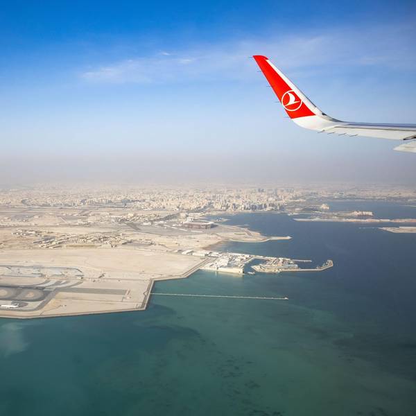 Blick aus dem Fenster eines Flugzeugs über Doha