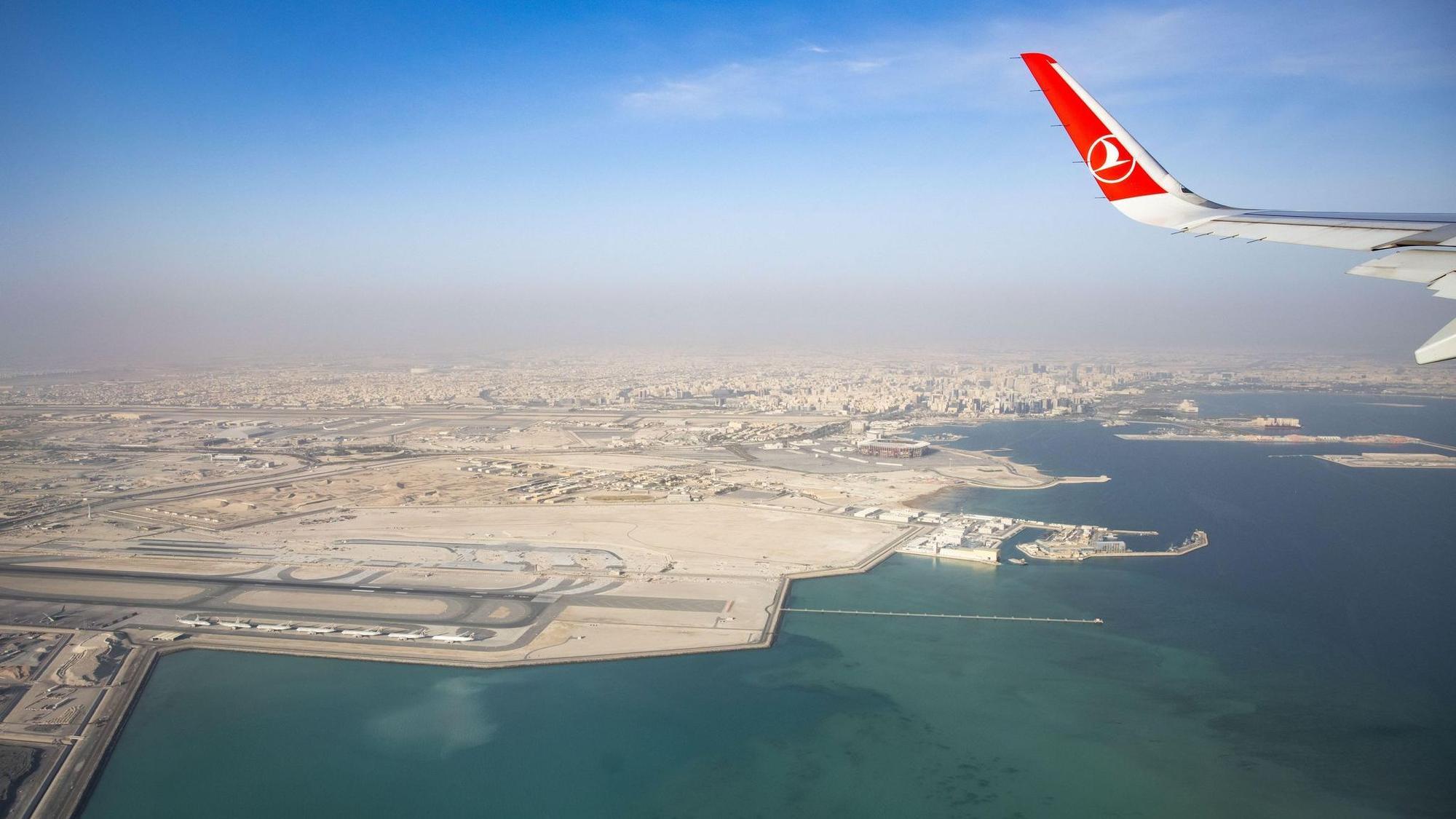 Blick aus dem Fenster eines Flugzeugs über Doha