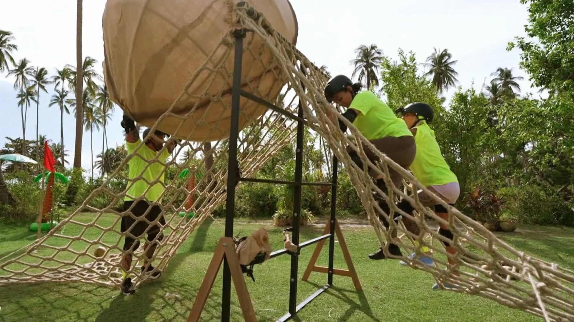 Orange hatte ein Problem: Team Gelb. Dort wuchtete Muskelgebirge Kevin die zu transportierenden Nüsse quasi im Alleingang durch den Parcours. (Bild: Joyn)