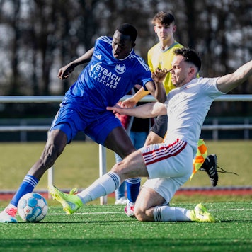 Das Bild zeigt den Angreifer des SSV Weilerswist, der sich auf der Außenbahn gegen seinen Gegenspieler durchsetzt.