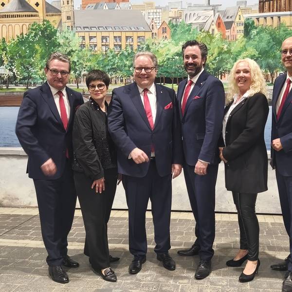 Lutz Schade mit dem neuen Vorstand des Festkomitees.