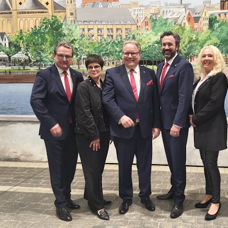 Lutz Schade mit dem neuen Vorstand des Festkomitees.