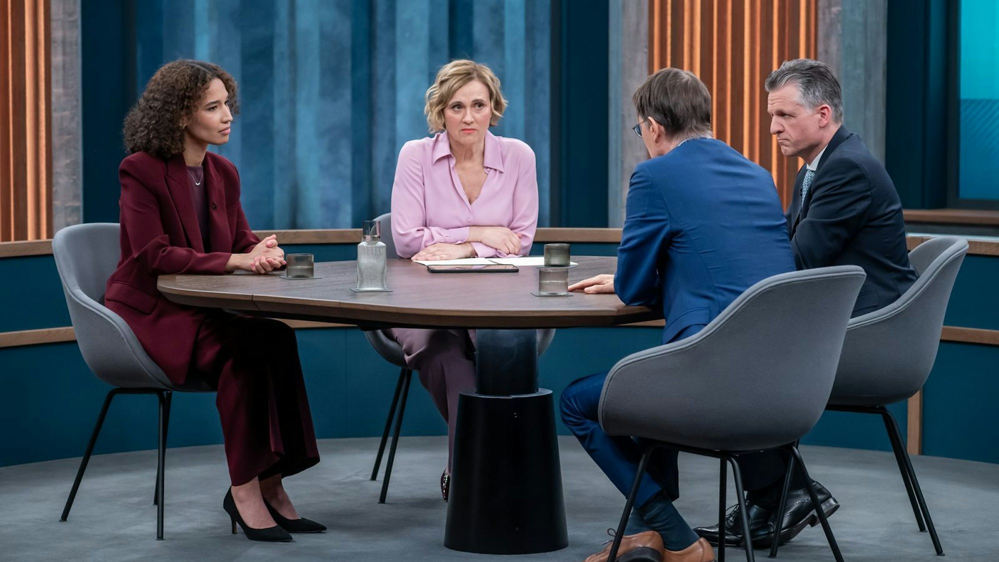 Caren Miosga (Zweiter von rechts) analysierte am Sonntagabend mit ihren Gästen die Landtagswahl in Rheinland-Pfalz. (Bild: ARD / Thomas Ernst)